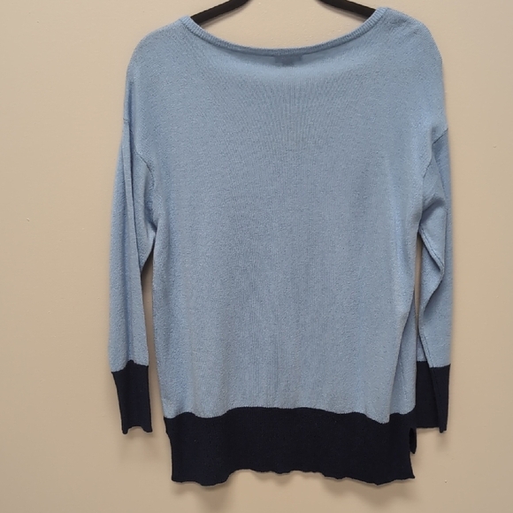 Chic Light Blue V-Neck Sweater with Navy Trim - Picture 4 of 4